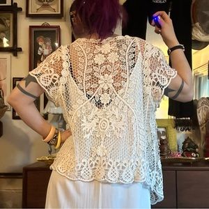 vivid collection of ny cream crocheted floral cardi / size medium